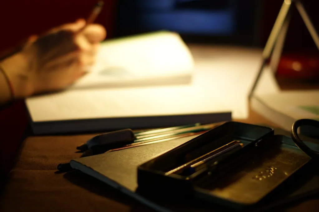Escritorio de despacho con estuche de material de oficina y lámpara