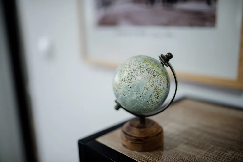 Globo terráqueo decorativo sobre una mesa de despacho